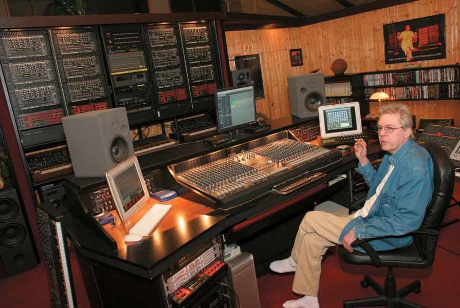 Klaus Schulze sitzt im Tonstudio