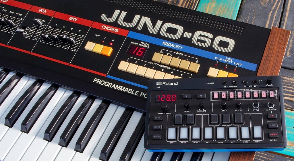 roland aira compact j-6 synthesizer juno-60