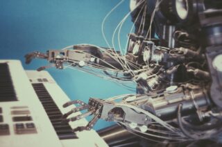 Roboterhände bespielen Tasteninstrument