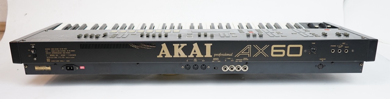 01 Rückseitig ist der AX 60 mit MIDI-Schnittstelle, Tape-Interface, Stereo-Ausgang, Kopfhörerbuchse und einem Sync-Eingang für den Arpeggiator ausgerüstet. Zudem findet man einen geheimnisvollen 13-poligen Anschluss, mit dem der Output von Akai-Samplern als zusätzlicher Oszillator genutzt werden kann.