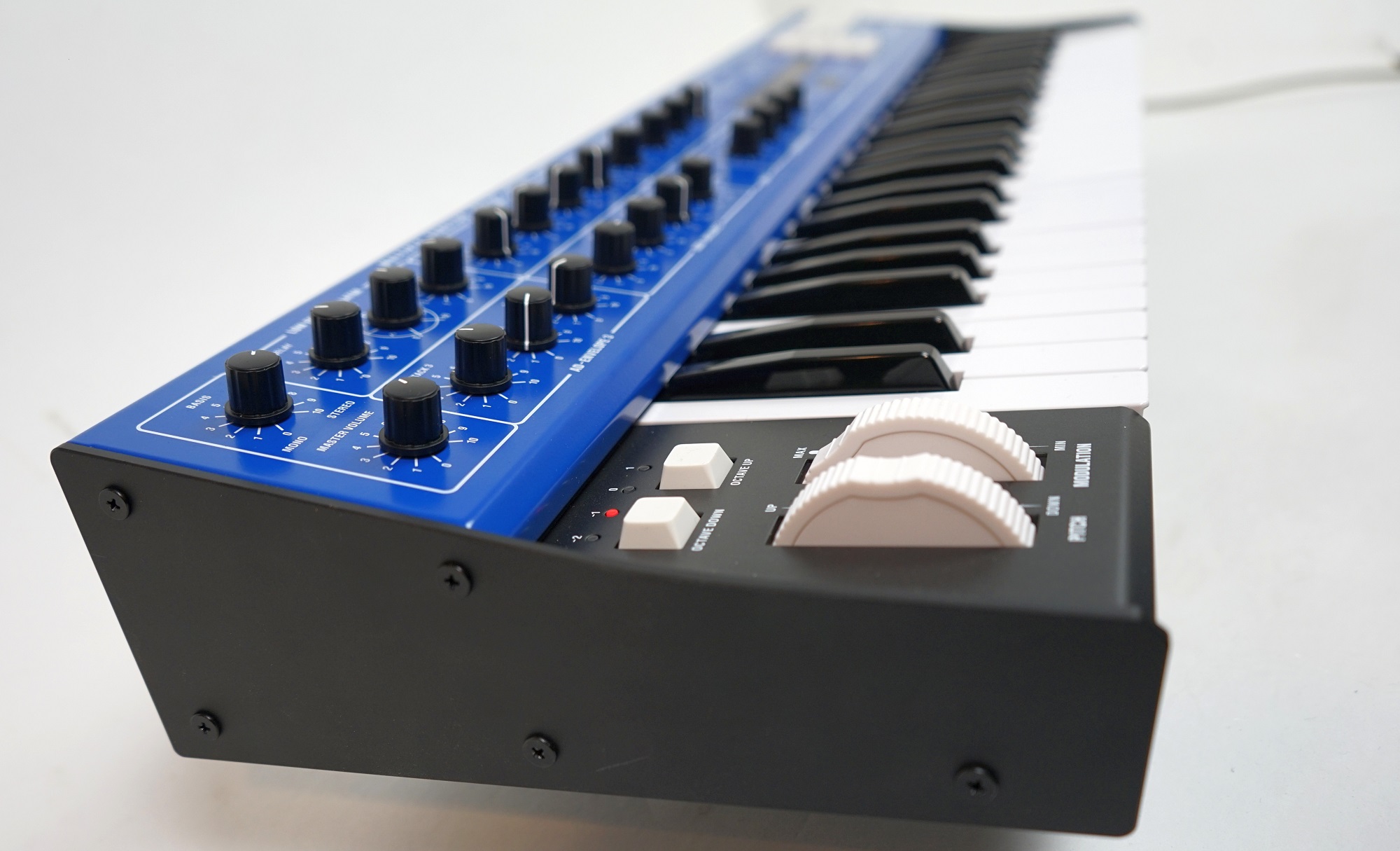 Behringer Wave Wavetable Synthesizer side