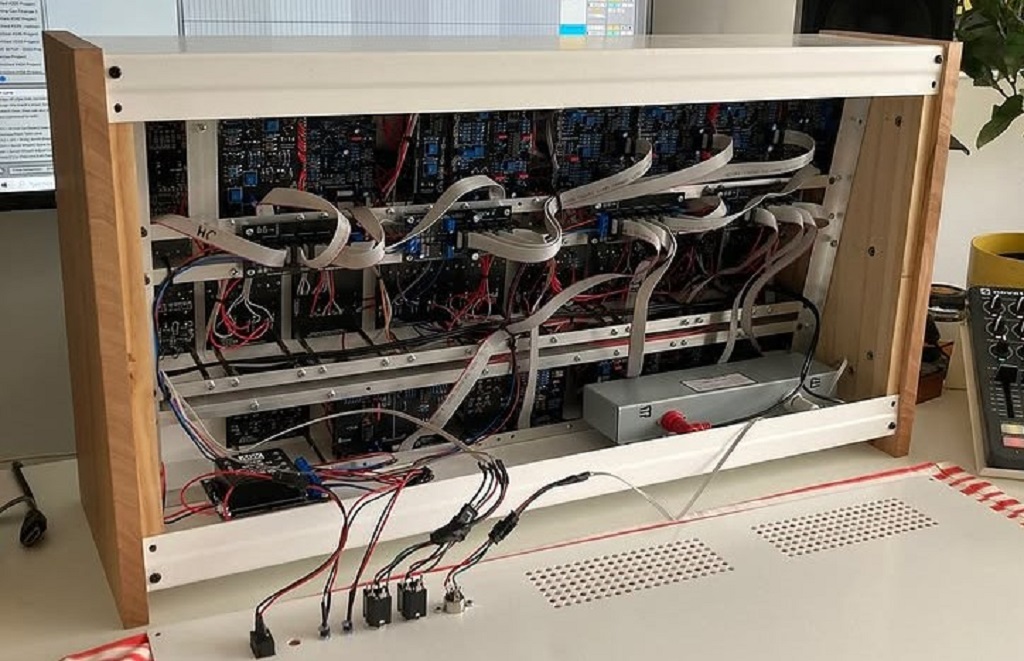 Nitecaller T-16 Synthesizer inside