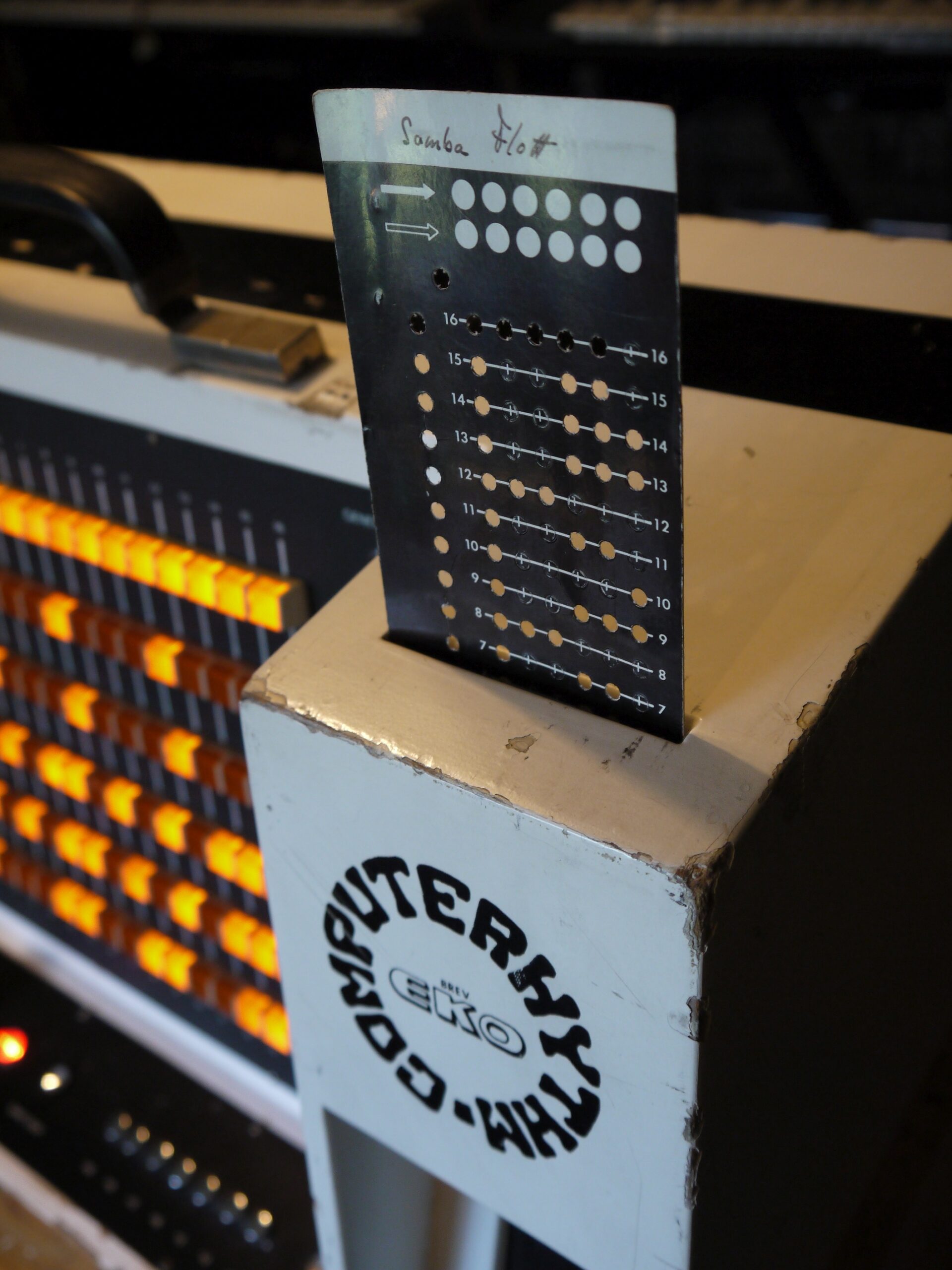 Der Eko ComputeRhythm ist wohl der einzige seriengefertigte Drumcomputer, der Preset-Rhythmen von Lochkarten lesen kann.
