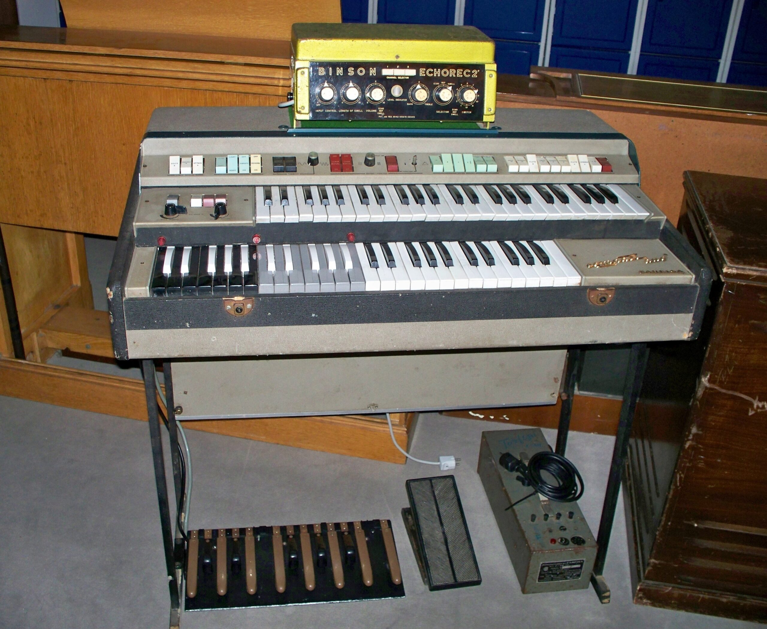 Eine aus heutiger Sicht ungewöhnliche Spielhilfe, ist der Hebel für den EQ-Booster, den der sitzende Keyboarder mit dem Knie bedienen kann.