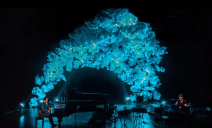 Piano vor blauem Hintergrund - Ausschnitt aus Piano Particles Blue