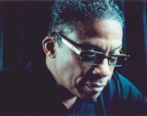 Herbie Hancock vor schwarzem Hintergrund