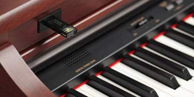 USB Stick in einem Kawai Piano