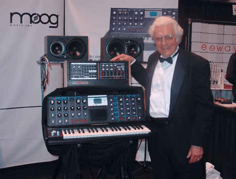 Bob Moog präsentiert den<br /><br /> Minimoog Voyager Anniversary<br /><br /> und den CV-Expander VX-351<br /><br /> auf der NAMM-Show 2004<br /><br /> in Anaheim/Kalifornien.