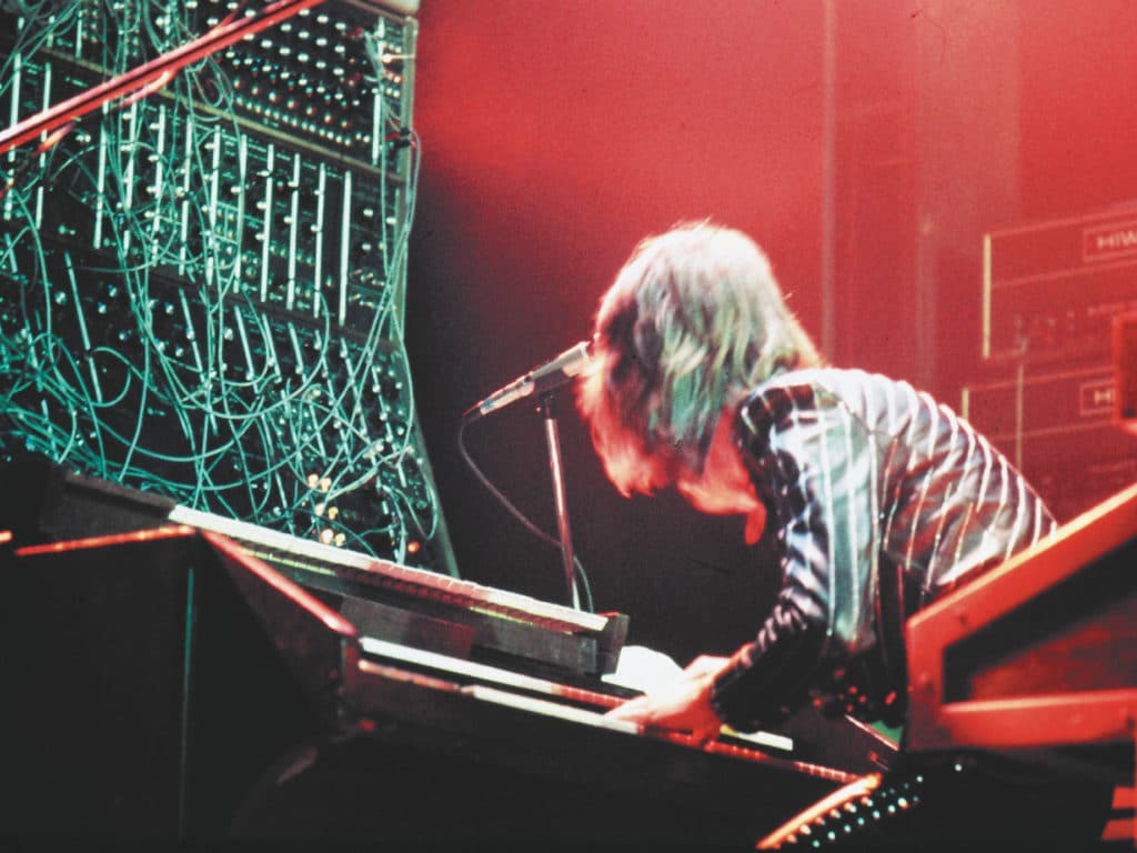 Synth goes Rockstar! Tastengott Keith Emerson in den 70erJahren<br /> mit Hammond-Orgel und einem Moog Modular on<br /> top. Mit einem solchen Moog spielte er das legendäre Solo<br /> in Lucky Man.