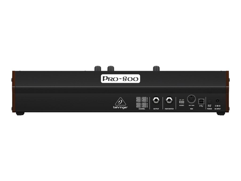 Die Rückseite des Behringer Pro 800 zeigt die vielfältigen Anschlussmöglichkeiten, darunter MIDI, USB, CV-Eingänge und Audio-Ausgänge, die vielseitige Verbindungsmöglichkeiten für Studio und Bühne bieten.