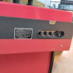 Auf der Rückseite läßt sich der Grund-Sound mit Hilfe des zweibandigen Equalizers und des Volume-Reglers anpassen. Links davon ist der Anschluss für das Volume Pedal.