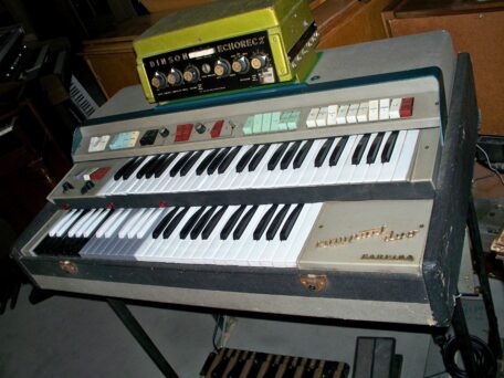 Brian Eno setze eine Farfisa Compact u.a. auf seinen (großartigen) Alben Taking Tiger Mountain By Strategy (1974) ein. Für die Produktion entwickelte Eno sein berühmtes Oblique Strategies betiteltes Kartenspiel, das helfen sollte, kreative Blockaden zu vermeiden,