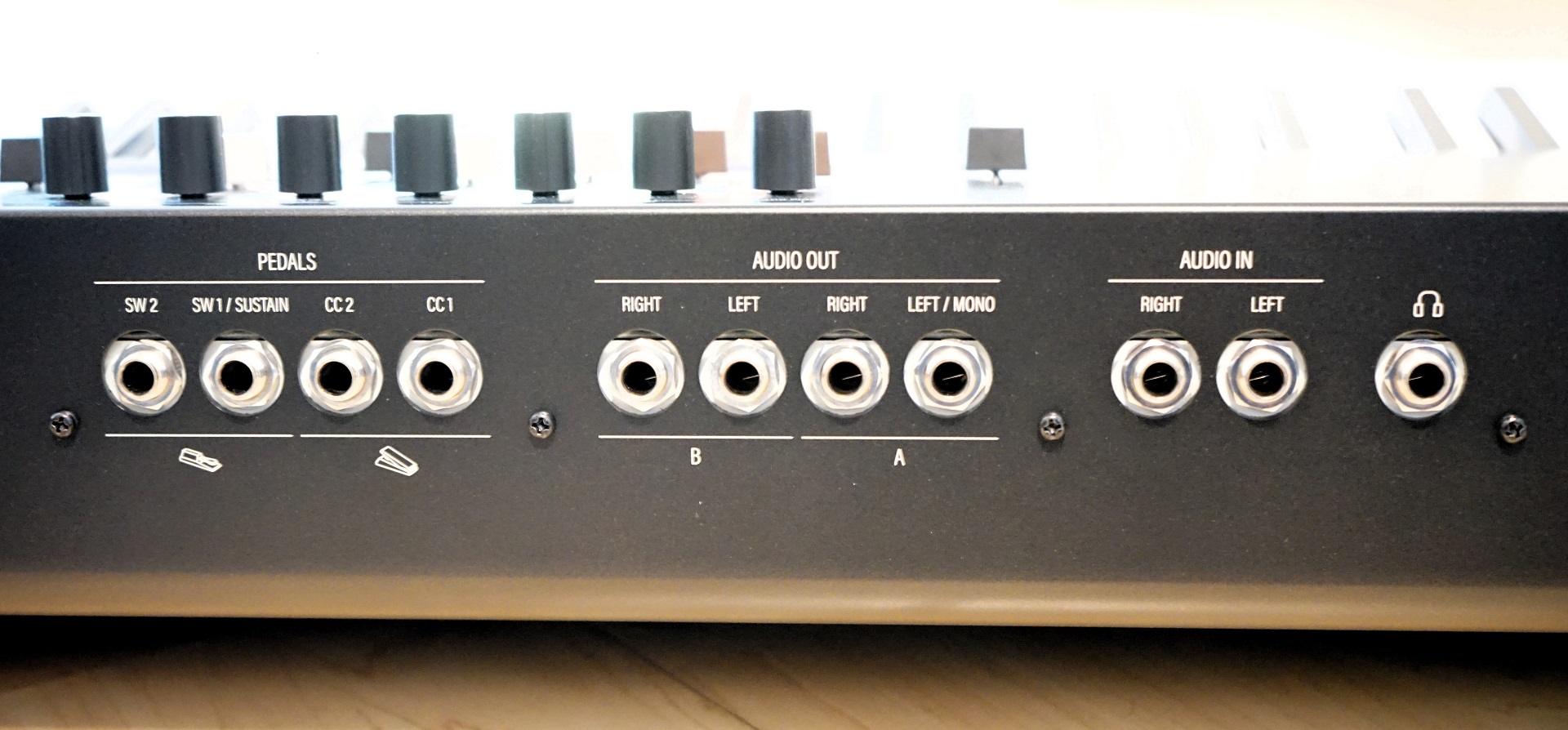 Kurzweil K2088 Keyboard Synthesizer rear