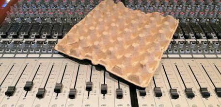 Eierkartons für bessere Akustik im Tonstudio oder Proberaum