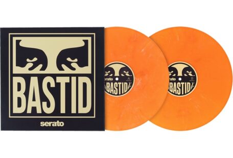 „Serato × Skratch Bastid × Obey Lightweight Performance Control Vinyl in Orange auf Plattenteller, Special-Edition-Sticker sichtbar“
