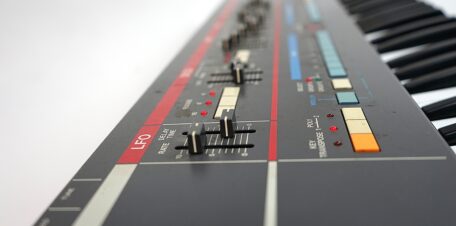 10 bekannte Tracks mit dem Roland Juno-106 analoger Synthesizer