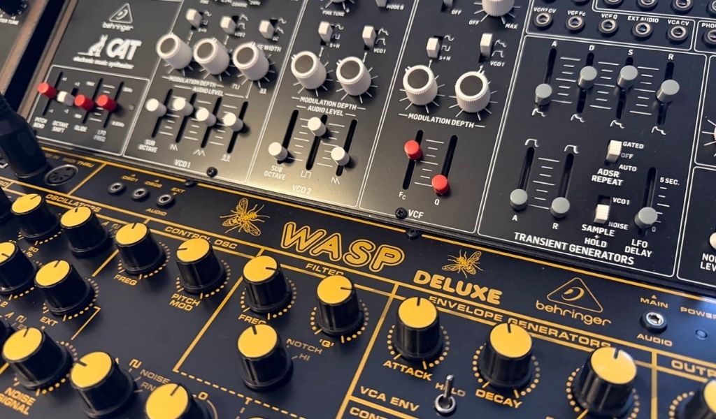 Der Behringer CAT und der Wasp Deluxe liefern im Stranger-Things-Setup zwei wichtige Klangfarben: schneidende ARP-Style-Leads und flackernde FX-Texturen, die perfekt für die düsteren Upside-Down-Atmosphären sind.