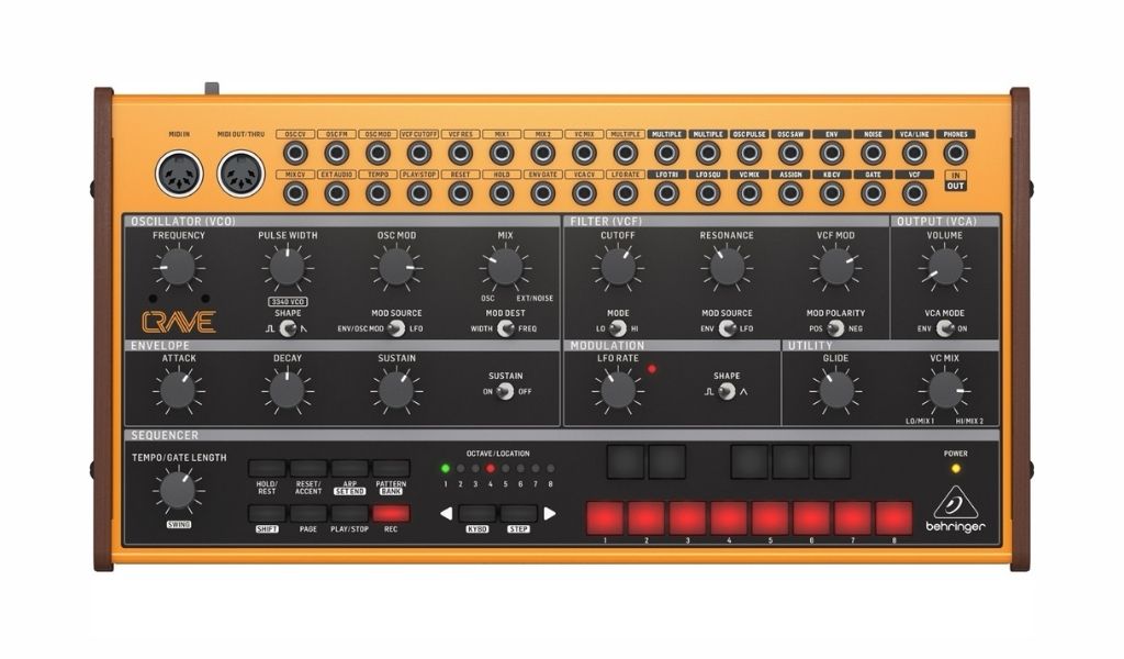 Der kompakte Analogsynth zeigt sein charakteristisches Orange-Design, das große Patchfeld und die klar strukturierte Bedienoberfläche.