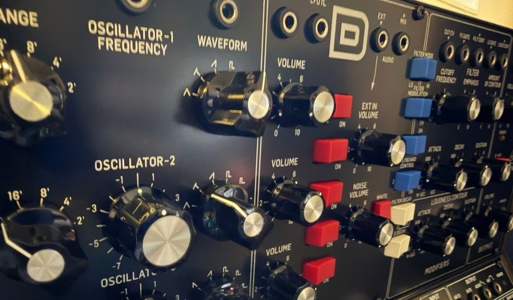 Der Behringer Model D bildet das Fundament des Stranger-Things-Sounds: ein dunkler, trockener SH-2-ähnlicher Bass, der die treibende Tiefe des Themes präzise nachzeichnet.