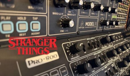 Pro-800 und Model 15 im Verbund: Prophet-ähnliche Arpeggios treffen auf modulare Drones – das zentrale Klanggerüst für die charakteristische Synthwave-Dramatik im Stranger-Things-Stil.