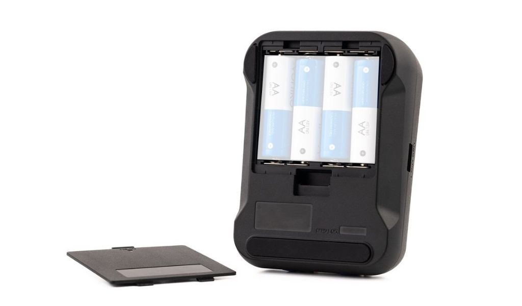 Rückseite mit Batteriefach: Der PodTrak P2 wird mobil über vier AA-Zellen betrieben und bleibt so auch ohne Stromquelle voll einsatzfähig.