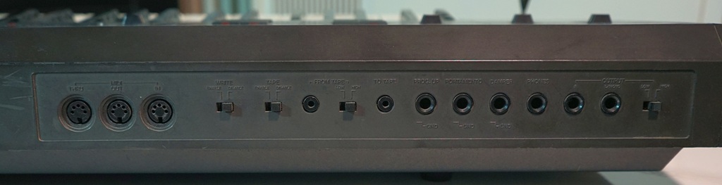 Korg DW 8000 Rückseite Synthesizer mit Anschlüsse