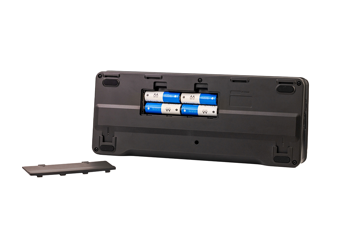 Das Batteriefach des L6max nimmt vier AA-Batterien auf – wahlweise Alkaline, Lithium oder NiMH. Ideal für mobile Sessions ohne Netzstrom.