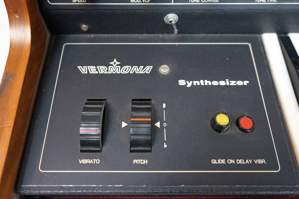 Vermona Synthesizer Bedienfeld mit Potiknöpfe