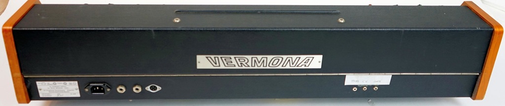 Vermona Synthesizer Rückseite mit Audioanschlüsse
