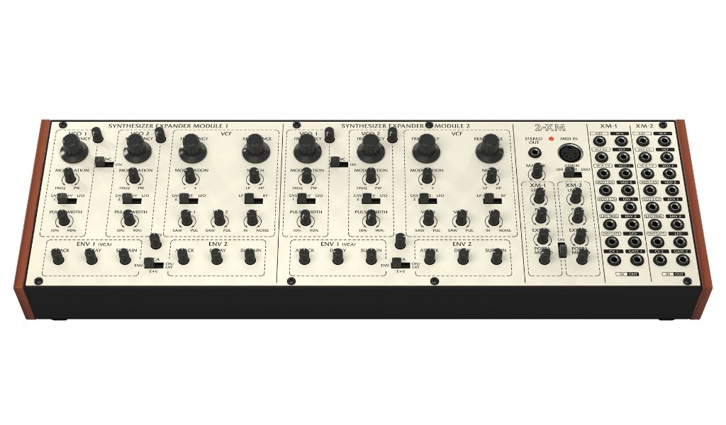 Die Front des Behringer 2-XM zeigt die doppelte SEM-Architektur mit identisch aufgebauten Voice-Sektionen, zentralem Voice-Mixer und umfangreichem Patchpanel auf der rechten Seite.