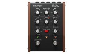 Die Bedienoberfläche der BM-18M im Detail: Drive, Mix, Delay/Time, Feedback sowie LFO-Rate und -Amount sind direkt zugänglich und erlauben präzise, performative Modulationseingriffe ohne Menüführung.