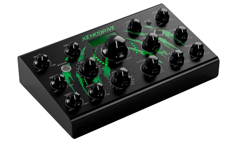 In der Schrägansicht wird das robuste Metallgehäuse des Xenodrive deutlich, das den kompromisslosen Charakter des Verzerrers optisch unterstreicht und für den harten Bühnenalltag ausgelegt ist.