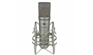 Das FAME Pro Series Jupiter im Studio-Setup: Großmembran-Kondensatormikrofon mit robuster Spinne und klassischem Design für Vocal- und Instrumentenaufnahmen.