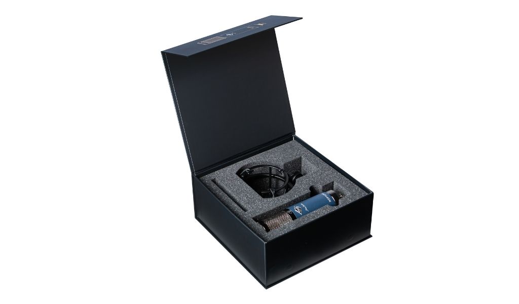 Mikrofon und hochwertige Spinne sicher verpackt in einer formstabilen Box – praxisgerecht für Studio und Transport.