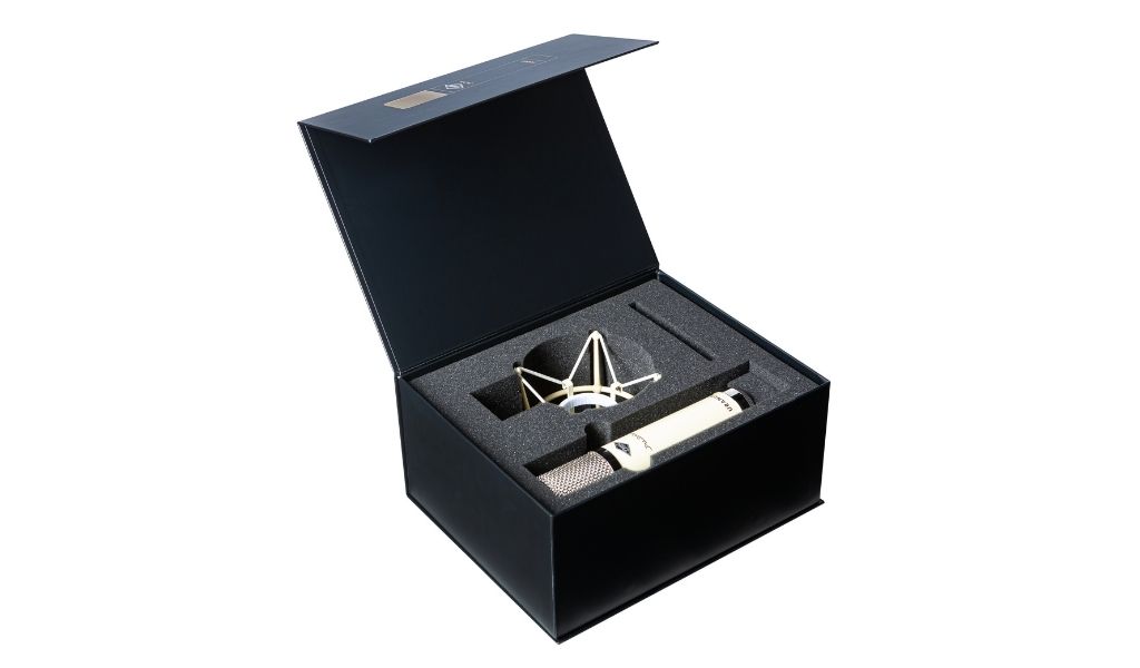 Lieferumfang des FAME Pro Series Uranus: Das Großmembran-Kondensatormikrofon wird in einer stabilen Box inklusive passgenauer Spinne ausgeliefert – ein praxisnahes, sofort studio­taugliches Gesamtpaket.