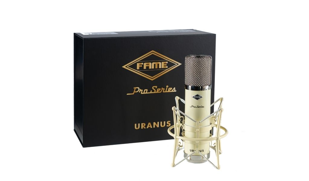 Das FAME Pro Series Uranus in der mitgelieferten Spinne vor der Verpackung: Die hochwertige Verarbeitung und das klassische Design unterstreichen den professionellen Anspruch der Pro-Series-Reihe.