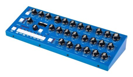 Der GS Music Bree6 Blue präsentiert sich als kompakter Desktop-Synthesizer mit durchgehendem Direktzugriff: Die klare Reglerstruktur unterstreicht den puristischen, instrumentalen Ansatz des Konzepts.