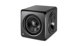 Der IK Multimedia iLoud Sub in der Gesamtansicht: Kompaktes, geschlossenes Gehäuse mit beidseitiger Treiberanordnung – klar auf kontrollierte Basswiedergabe statt maximalen Schalldruck ausgelegt.