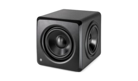 Der IK Multimedia iLoud Sub in der Gesamtansicht: Kompaktes, geschlossenes Gehäuse mit beidseitiger Treiberanordnung – klar auf kontrollierte Basswiedergabe statt maximalen Schalldruck ausgelegt.