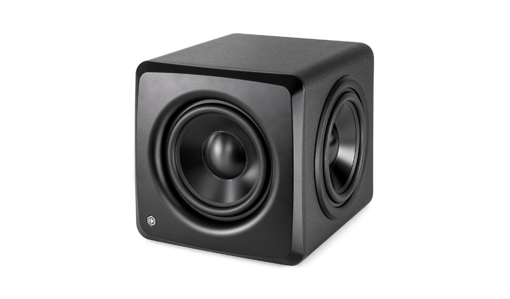 Der IK Multimedia iLoud Sub in der Gesamtansicht: Kompaktes, geschlossenes Gehäuse mit beidseitiger Treiberanordnung – klar auf kontrollierte Basswiedergabe statt maximalen Schalldruck ausgelegt.