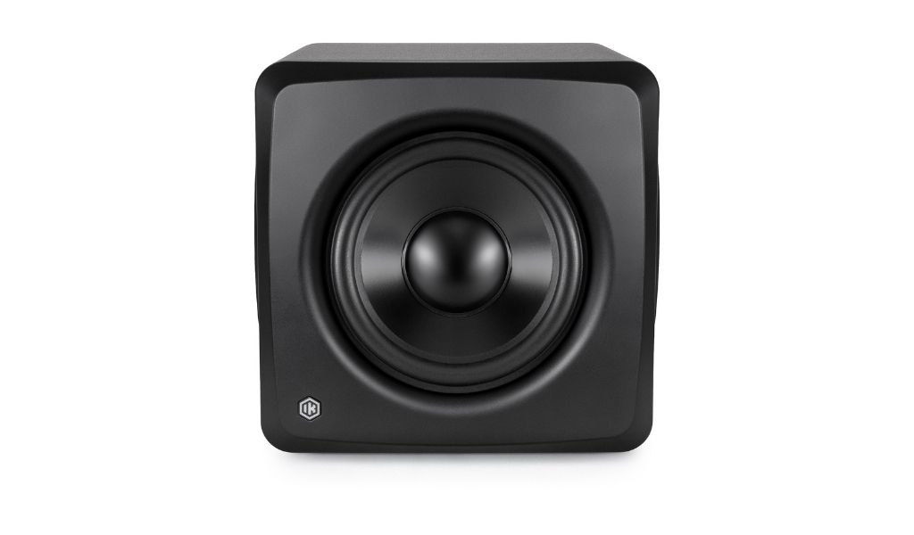 Frontansicht des iLoud Sub: Der 10-Zoll-Treiber arbeitet in einem geschlossenen Design und liefert ein straffes, präzises Low-End ohne Bassreflex-Verfärbungen.