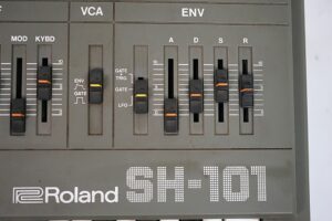 10 bekannte Songs mit dem Roland Roland SH-101