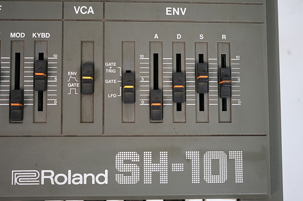 10 bekannte Songs mit dem Roland Roland SH-101