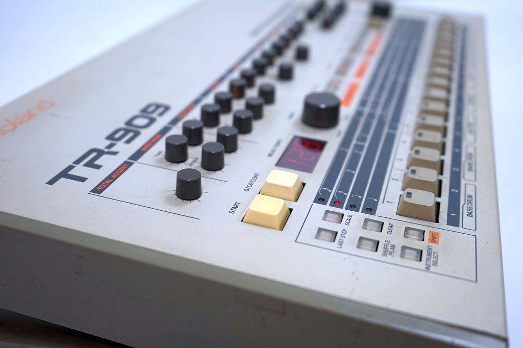 Roland TR-909 Seitenansicht