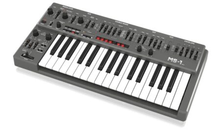Der Behringer MS-1 MkII GY im klassischen Performance-Design: 32 Slim-Keys, klar strukturierte Fader-Oberfläche und integrierter Step-Sequencer – ein konsequent analog gedachtes Live- und Studioinstrument.