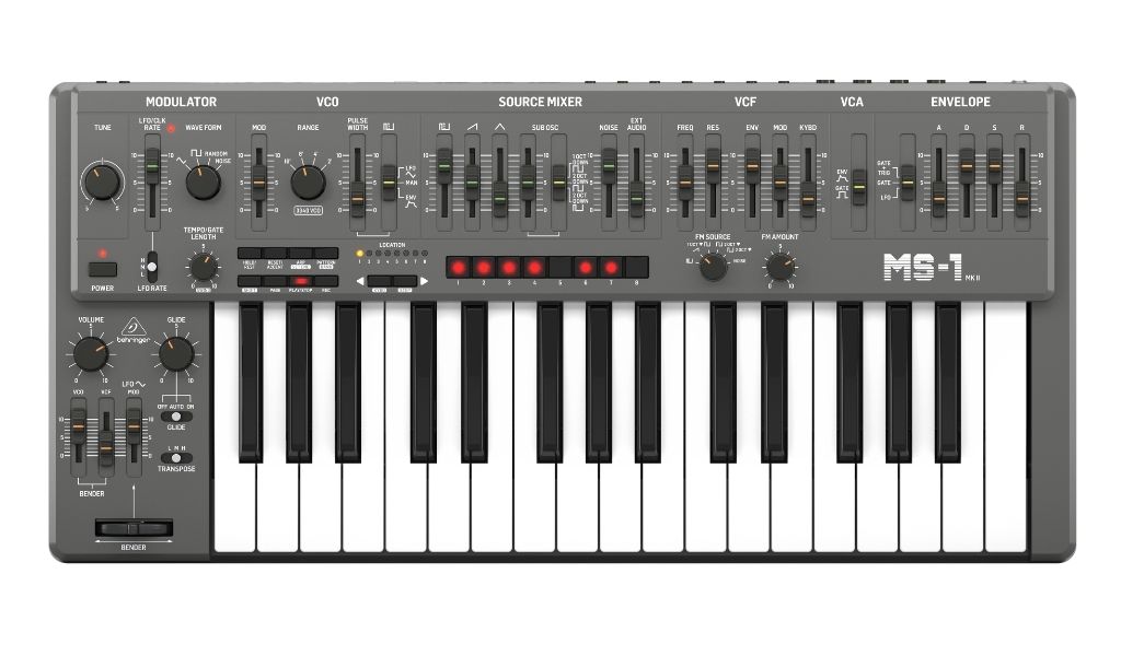 In der Draufsicht wird die klassische Signalstruktur deutlich: VCO, Source Mixer, 24-dB-VCF, VCA und ADSR-Hüllkurve sind logisch angeordnet und ermöglichen direkten Zugriff ohne Menüführung.