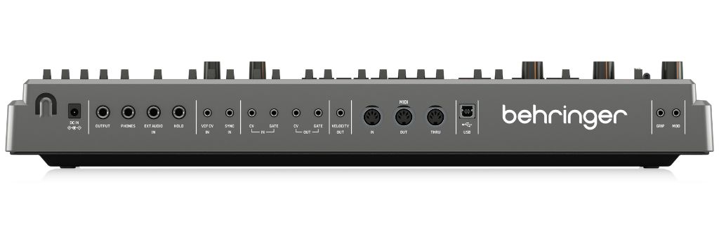 Die Rückseite des Behringer MS-1 MkII GY bietet neben Audio-Out und Kopfhöreranschluss umfangreiche CV/Gate-Verbindungen, Filter-CV-In, Velocity-CV-Out sowie MIDI und USB – damit ist der Monosynth sowohl modular- als auch DAW-tauglich.