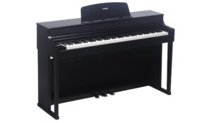 Das Fame UP-4000 BT in der Gesamtansicht: klassisches Digitalpiano im geschlossenen Klaviergehäuse mit integrierter Pedaleinheit und Notenhalter.