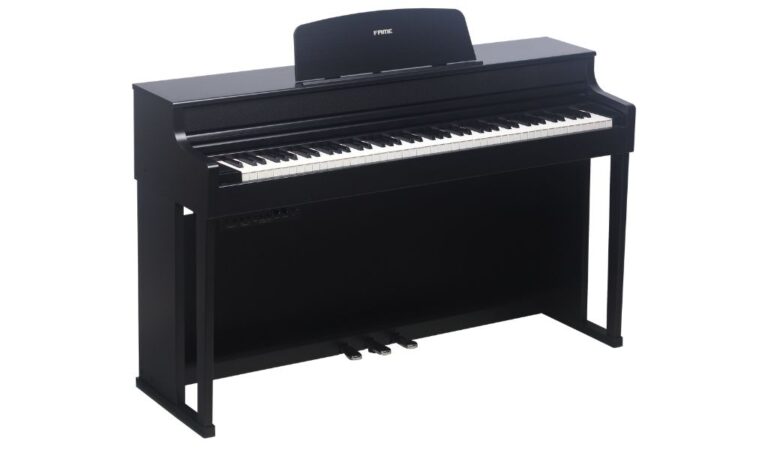 Das Fame UP-4000 BT in der Gesamtansicht: klassisches Digitalpiano im geschlossenen Klaviergehäuse mit integrierter Pedaleinheit und Notenhalter.