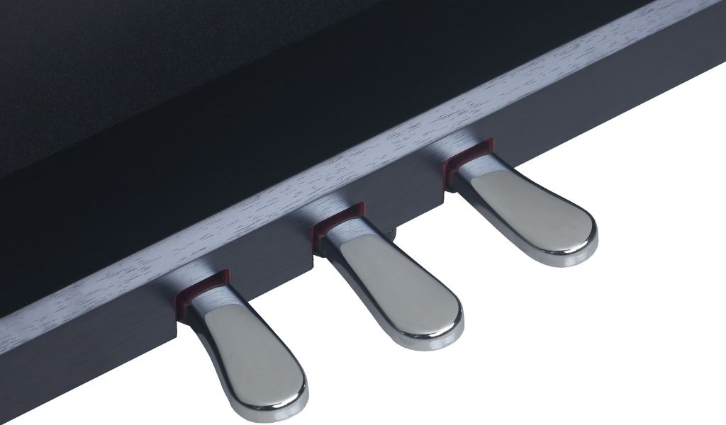 Detailansicht der integrierten Dreifachpedaleinheit mit Sustain-, Soft- und Sostenuto-Pedal – sauber gelagert und angenehm dosierbar.